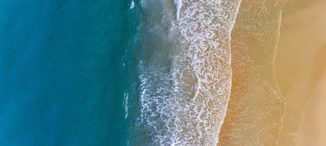 Haal het strand in huis: bestel rolgordijnen met foto van de kust