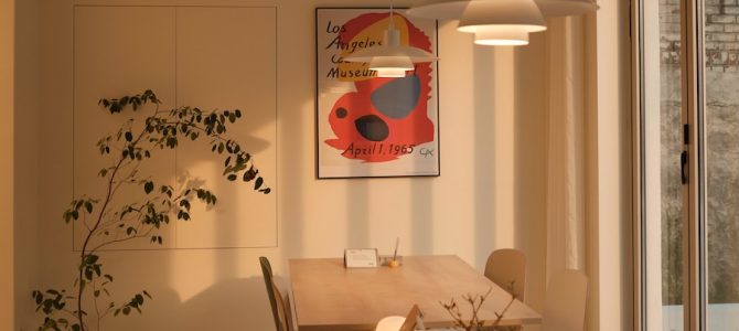 Hoe je abstracte kunst combineert met traditionele interieurstijlen