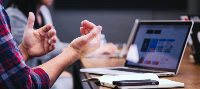 Venster op Sfeer: Raamdecoratie als Stijlelement