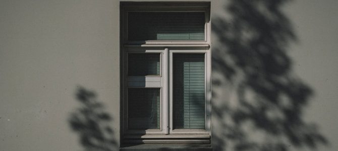 Raamdecoratie met natuurlijke stoffen voor een rustgevend effect