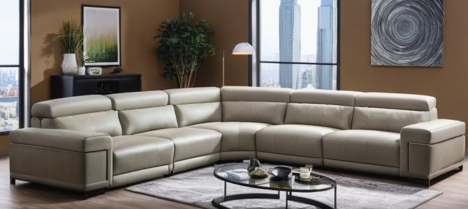 Ruimtelijk effect creëren in de woonkamer kan met slimme indeling en lichte kleuren