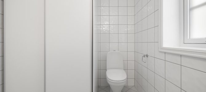 Kleine badkamers profiteren van lichte kleuren en transparante materialen
