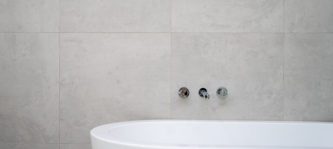 Moderne badkamers maken gebruik van glas, beton en hout voor een luxe uitstraling