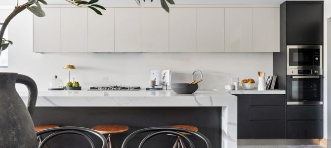 Leer hoe een strakke keukeninrichting harmonie brengt tussen vorm en functie
