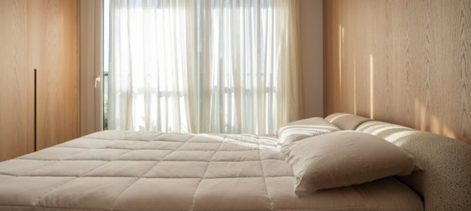 Hoe creëer je een warme sfeer met raamdecoratie in natuurlijke materialen