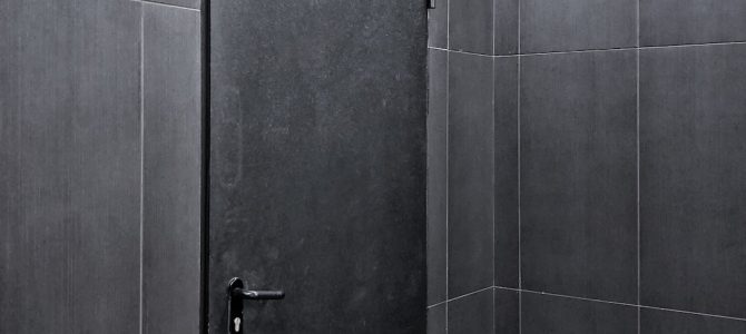 Hoe je de badkamervloer kunt opknappen door antislip-opties toe te voegen