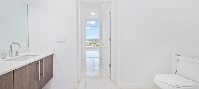 Hoe maak je een minimalistische badkamer met warme nuances