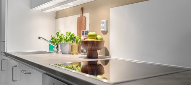 Hoe gebruik je spiegels en glas om een kleine keuken groter te laten lijken