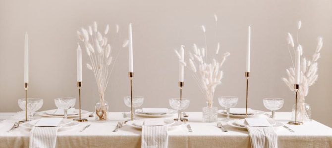 Minimalistische tafeldecoratie voor zomerse evenementen: less is more