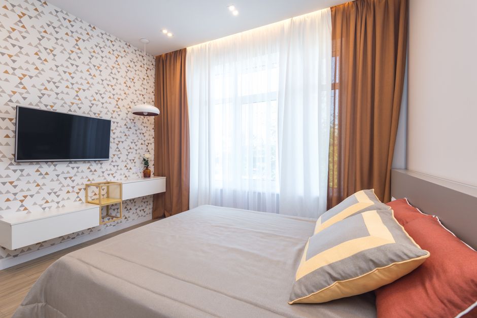 Elegante slaapkamer met persoonlijk gekozen gordijnen.