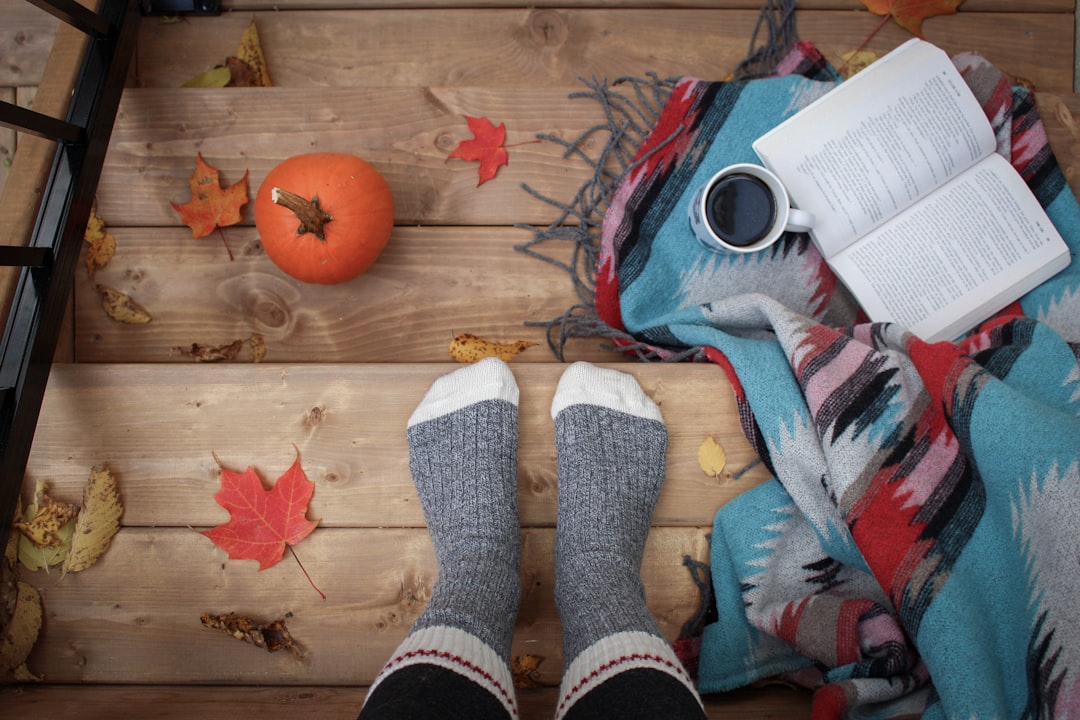 Slimme thermostaat regelt herfsttemperaturen voor comfort.