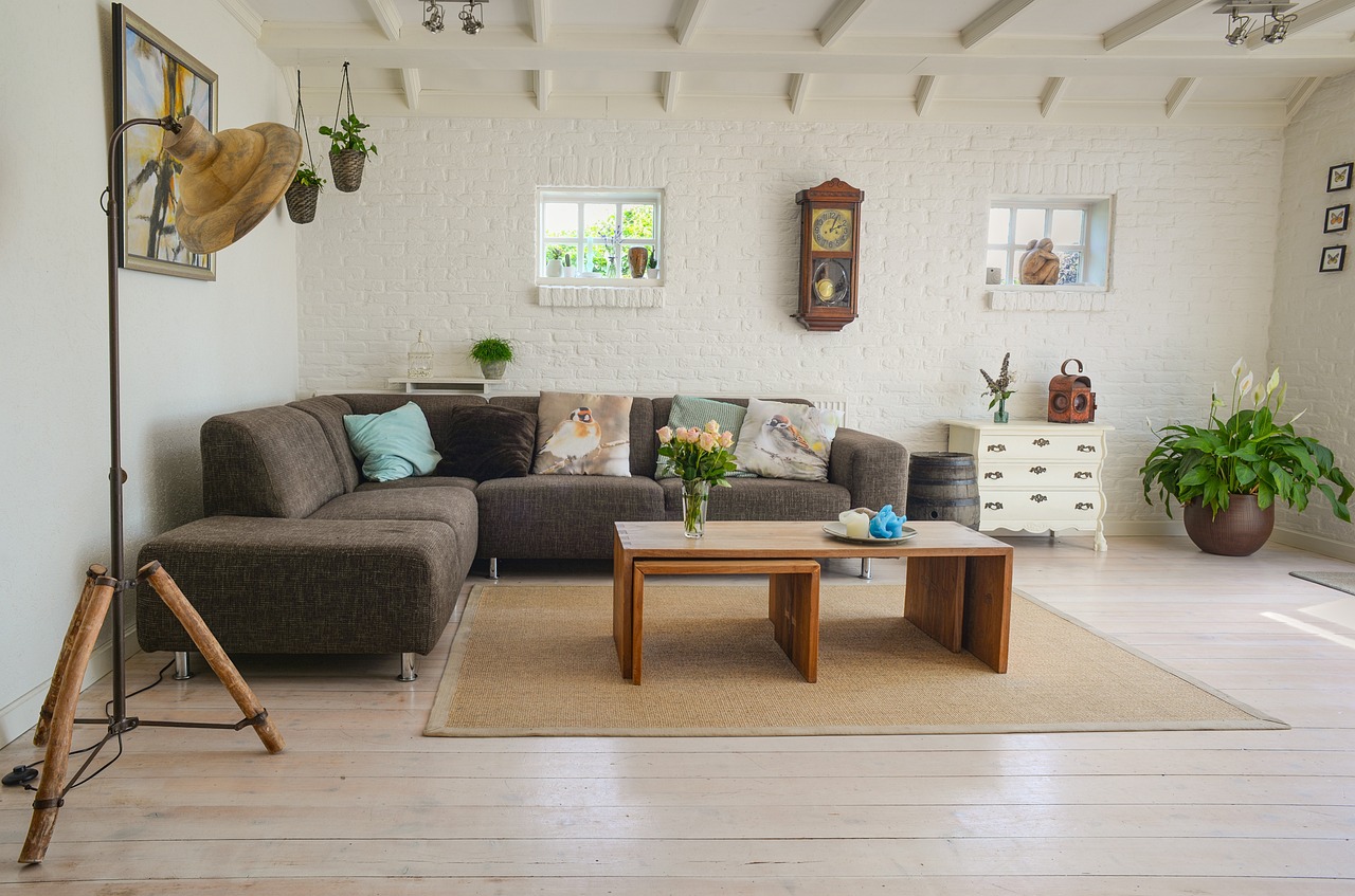 Gezellige woonkamer met uil wanddecoratie.