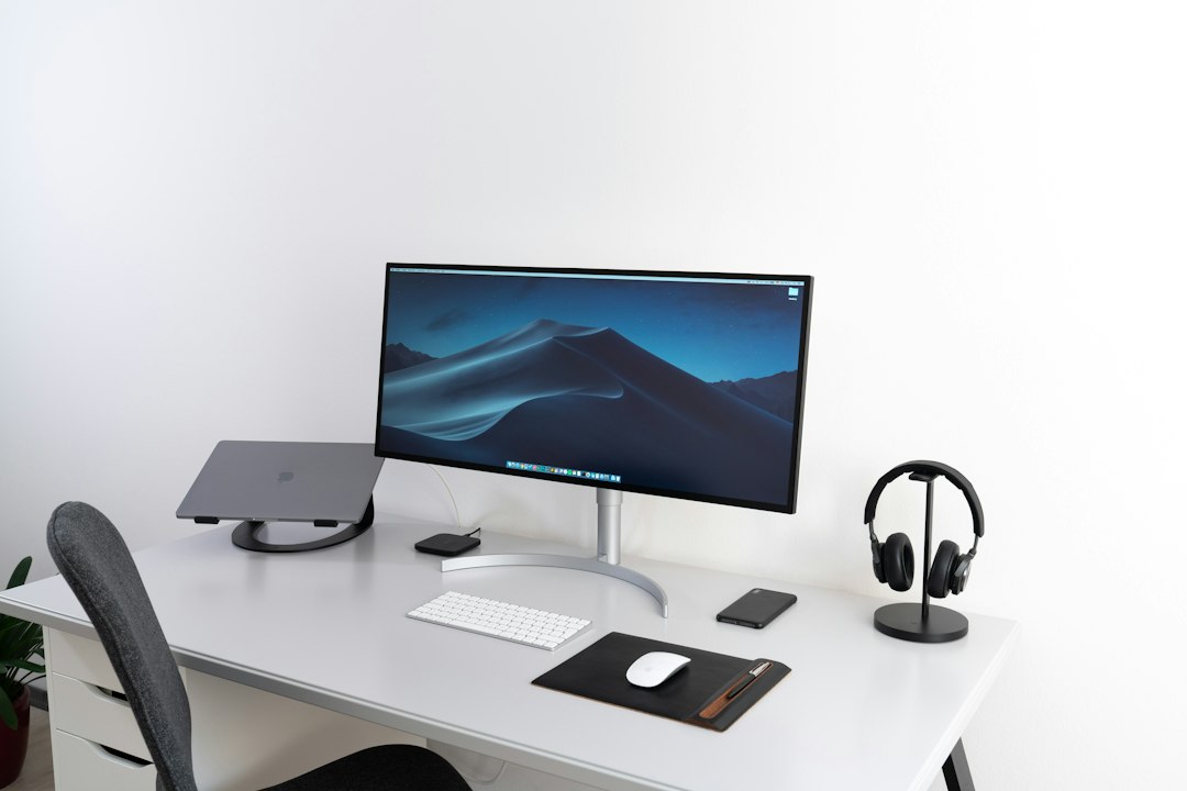 Een stijlvolle, ergonomische bureaustoel in moderne werkkamer.
