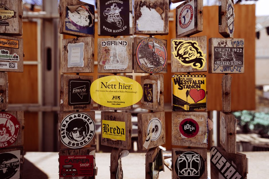 Vintage kast versierd met herfst meubelstickers. Vintage kast versierd met herfst meubelstickers.