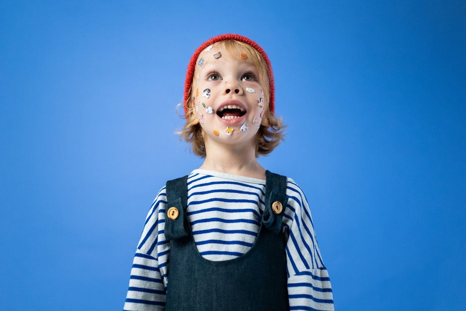 Felle mozaïekstickers sieren kindermeubels. Felle mozaïekstickers sieren kindermeubels.