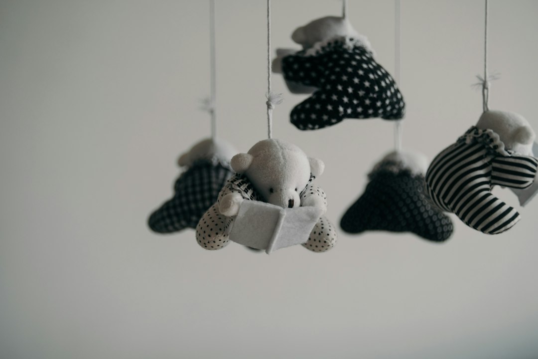Kinderen plakken kleurrijke mozaïekstickers op muur. Kinderen plakken kleurrijke mozaïekstickers op muur.